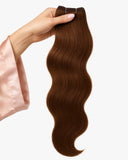 Coleta/Cortina de Fibra Chesnut Babe Ondulada – 26” 200 g (Sintética, Heat-Friendly)