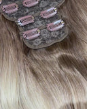 Extensiones Clip-In Dollhouse Blonde  – 4 Piezas, 22", 220 g (Fibra Resistente al Calor)